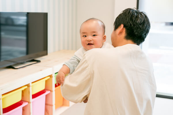 キッズスペースは、柔らかい床材を使用しており安心です。付き添いのパパ、ママと遊んでお待ちいただくこともできます