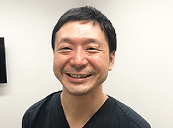 医院長の藤平智広が、明るい笑顔でお出迎えします